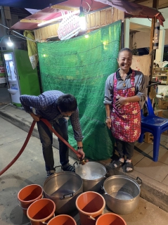 ไฟล์แนบ กปภ.สาขากำแพงเพชร เร่งแจกจ่ายน้ำประปาให้ประชาชนโดยไม่คิดมูลค่า หลังน้ำประปาไม่ไหลจากการซ่อมท่อประปาขนาด PVC 400 มม. 