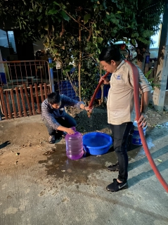 ไฟล์แนบ กปภ.สาขากำแพงเพชร เร่งแจกจ่ายน้ำประปาให้ประชาชนโดยไม่คิดมูลค่า หลังน้ำประปาไม่ไหลจากการซ่อมท่อประปาขนาด PVC 400 มม. 
