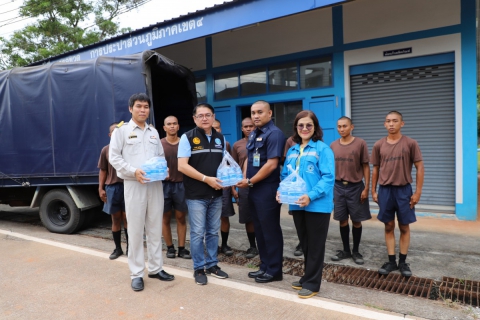 ไฟล์แนบ กปภ.ข. 4 มอบน้ำดื่มสำหรับบริการประชาชนในการรับเสด็จฯ พระบาทสมเด็จพระเจ้าอยู่หัวและสมเด็จพระนางเจ้าฯ พระบรมราชินี ณ กองบิน 7 สุราษฎร์ธานี 