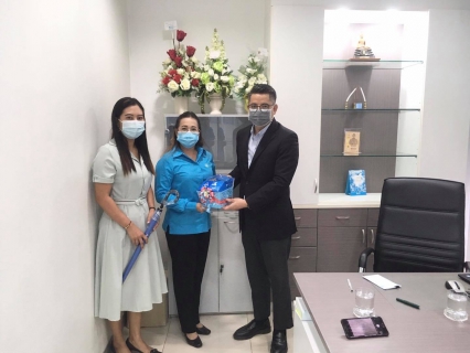 ไฟล์แนบ การประปาส่วนภูมิภาคสาขานาทวี ลงพื้นที่พบปะลูกค้าประเภทห้างสรรพสินค้าและธนาคาร พร้อมมอบของที่ระลึกตราสัญลักษณ์ กปภ.