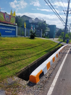ไฟล์แนบ การประปาส่วนภูมิภาคสาขาตะกั่วป่า ขอขอบพระคุณนายจรูญ  กาญจนโสภาค หัวหน้าฝ่ายการโยธา และพนักงาน เทศบาลเมืองตะกั่วป่า ที่ให้ความอนุเคราะห์ ดำเนินการทาสีบริเวณขอบกันรถตกริมถนน ทางเข้าสำนักงานการประปา