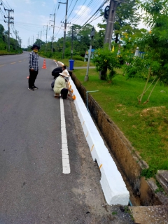 ไฟล์แนบ การประปาส่วนภูมิภาคสาขาตะกั่วป่า ขอขอบพระคุณนายจรูญ  กาญจนโสภาค หัวหน้าฝ่ายการโยธา และพนักงาน เทศบาลเมืองตะกั่วป่า ที่ให้ความอนุเคราะห์ ดำเนินการทาสีบริเวณขอบกันรถตกริมถนน ทางเข้าสำนักงานการประปา
