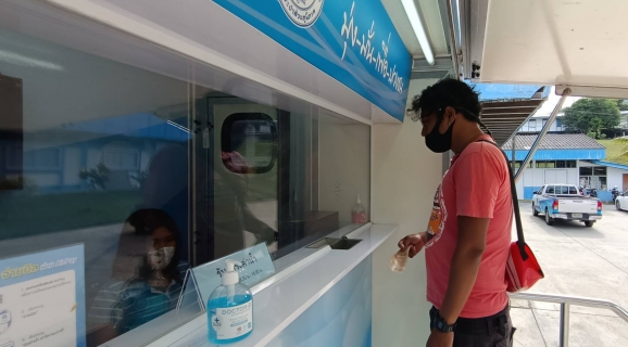 ไฟล์แนบ กปภ.สาขาภูเก็ต เพิ่มช่องทางการรับชำระค่าน้ำประปาด้วยรถบริการเคลื่อนที่ PWA Mobile Service เพื่อลดความเสี่ยงการแพร่ระบาดและควบคุมโรคติดเชื้อไวรัสโคโรนา (COVID 19)