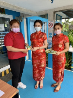 ไฟล์แนบ กปภ.สาขาไชยา จัดกิจกรรม "ตรุษจีนนี้อาหมวยแจก " มอบขนมและเครื่องดื่ม แก่ผู้ใช้น้ำเนื่องในเทศกาลตรุษจีน 2564
