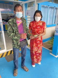 ไฟล์แนบ กปภ.สาขาไชยา จัดกิจกรรม "ตรุษจีนนี้อาหมวยแจก " มอบขนมและเครื่องดื่ม แก่ผู้ใช้น้ำเนื่องในเทศกาลตรุษจีน 2564