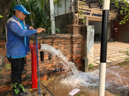 ไฟล์แนบ วันที่ 25 มีนาคม 2564  นายอนุรักษ์ สิริบรรสพ รักษาการแทนผู้จัดการ กปภ.สาขาลำพูน พร้อมหัวหน้า พนักงาน และลูกจ้าง กปภ.สาขาลำพูน จัดกิจกรรม เติมใจให้กัน Home Care ครั้งที่ 2/2564 ณ ถนนเจริญราษฎร์ ต.ในเมือง อ.เมือง จ.ลำพูน เพื่อพบปะผู้ใช้น้ำ ตรวจสอบมิเตอร์ ท่อแตกท่อรั่ว สอบถามปัญหา แนะนำให้คำปรึกษาเกี่ยวกับระบบประปา พร้อมทั้งแนะนำประชาสัมพันธ์ช่องทางการชำระเงินค่าน้ำในช่องทางออนไลน์ เพื่อป้องกันและลดการแพร่กระจ่ายของเชื้อโรค COVID-19  โดยผ่านไลน์ @pwathailand และช่องทางออนไลน์ต่าง ๆ  เป็นต้น  