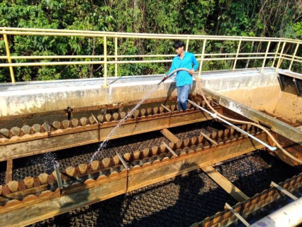 ไฟล์แนบ การประปาส่วนภูมิภาคสาขาตราด ดำเนินการล้างถังตกตะกอน ,โรงจ่ายสารเคมีและทำความสะอาดรอบบริเวณอาคาร ณ.สถานีผลิตน้ำบ่อไร่
