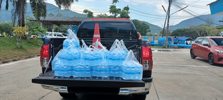 ไฟล์แนบ กปภ.สาขาภูเก็ต มอบน้ำดื่มบรรจุขวดตราสัญลักษณ์ กปภ.ให้องค์การบริหารส่วนตำบลกมลา