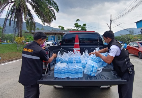 ไฟล์แนบ กปภ.สาขาภูเก็ต มอบน้ำดื่มบรรจุขวดตราสัญลักษณ์ กปภ.ให้องค์การบริหารส่วนตำบลกมลา