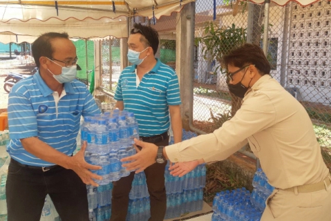 ไฟล์แนบ กปภ.ข.6 ร่วมสมทบทุน พร้อมสนับสนุนน้ำดื่ม และบริจาคอุปกรณ์สิ่งของเพื่อสู้ภัยโควิด-19 รวมมูลค่า 70,000 บาท ณ โรงพยาบาลสนาม มหาวิทยาลัยขอนแก่น จ.ขอนแก่น 