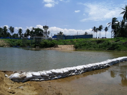 ไฟล์แนบ การประปาส่วนภูมิภาคสาขาบางสะพาน ร่วมกันร่วมแรงร่วมใจกันจัดทำฝายชะลอน้ำด้วยกระสอบทราย  สถานีผลิตจ่ายน้ำร่อนทอง