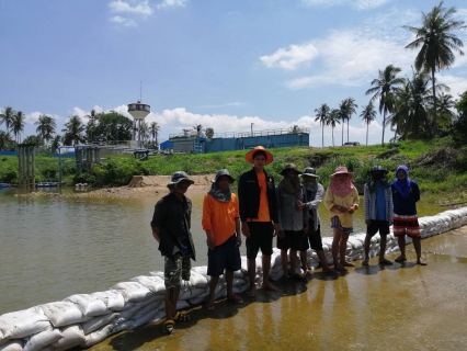 ไฟล์แนบ การประปาส่วนภูมิภาคสาขาบางสะพาน ร่วมกันร่วมแรงร่วมใจกันจัดทำฝายชะลอน้ำด้วยกระสอบทราย  สถานีผลิตจ่ายน้ำร่อนทอง