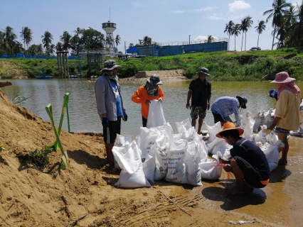 ไฟล์แนบ การประปาส่วนภูมิภาคสาขาบางสะพาน ร่วมกันร่วมแรงร่วมใจกันจัดทำฝายชะลอน้ำด้วยกระสอบทราย  สถานีผลิตจ่ายน้ำร่อนทอง