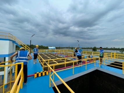 ไฟล์แนบ การประปาส่วนภูมิภาค(กปภ.)สาขาอรัญประเทศนำโดยนายสกล ถุงทรัพย์ ผจก.กปภ.สาขาอรัญประเทศ มอบหมายให้หัวหน้างานและพนักงานในสังกัดงานผลิต ร่วมกันล้างถังตกตะกอน ประจำเดือน พฤษภาคม 2564