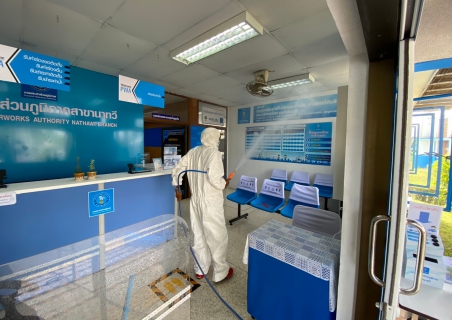 ไฟล์แนบ กปภ.สาขานาทวี ดำเนินการฉีดพ่นฆ่าเชื้อในอาคารสำนักงานและบริเวณโดยรอบ เพื่อสร้างความเชื่อมั่นให้แก่ลูกค้าที่มารับบริการ สถานที่ให้บริการมีความสะอาดปลอดภัยจากเชื้อโควิด19
