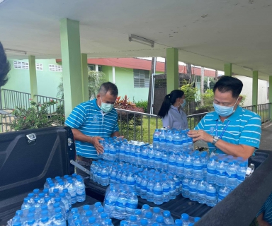 ไฟล์แนบ การประปาส่วนภูมิภาคสาขาตะกั่วป่า มอบน้ำดื่มบรรจุขวดตราสัญลักษณ์ กปภ. ร่วมใจต้านภัย COVID-19