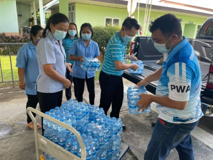 ไฟล์แนบ การประปาส่วนภูมิภาคสาขาตะกั่วป่า มอบน้ำดื่มบรรจุขวดตราสัญลักษณ์ กปภ. ร่วมใจต้านภัย COVID-19