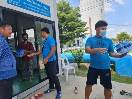 ไฟล์แนบ กปภ.สาขาธัญบุรี ร่วมสนับสนุนน้ำดื่มบรรจุขวดตราสัญลักษณ์ กปภ. จำนวน 1,000 ขวด มอบให้ ศูนย์พักพิงเพื่อสังเกตอาการและรอการส่งกลับ บ้านสุขใจโรงเรียนนายอำเภอ ณ โรงเรียนนายอำเภอ วิทยาลัยการปกครอง จ.ปทุมธานี ตามมาตรการรองรับการป้องกันและแพร่ระบาดของโรคไวรัสโคโรนา 2019 (COVID-19) 