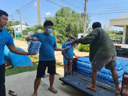 ไฟล์แนบ กปภ.สาขาธัญบุรี ร่วมสนับสนุนน้ำดื่มบรรจุขวดตราสัญลักษณ์ กปภ. จำนวน 1,000 ขวด มอบให้ ศูนย์พักพิงเพื่อสังเกตอาการและรอการส่งกลับ บ้านสุขใจโรงเรียนนายอำเภอ ณ โรงเรียนนายอำเภอ วิทยาลัยการปกครอง จ.ปทุมธานี ตามมาตรการรองรับการป้องกันและแพร่ระบาดของโรคไวรัสโคโรนา 2019 (COVID-19) 