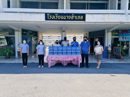 ไฟล์แนบ กปภ.สาขาธัญบุรี ร่วมสนับสนุนน้ำดื่มบรรจุขวดตราสัญลักษณ์ กปภ. จำนวน 1,000 ขวด มอบให้ ศูนย์พักพิงเพื่อสังเกตอาการและรอการส่งกลับ บ้านสุขใจโรงเรียนนายอำเภอ ณ โรงเรียนนายอำเภอ วิทยาลัยการปกครอง จ.ปทุมธานี ตามมาตรการรองรับการป้องกันและแพร่ระบาดของโรคไวรัสโคโรนา 2019 (COVID-19) 