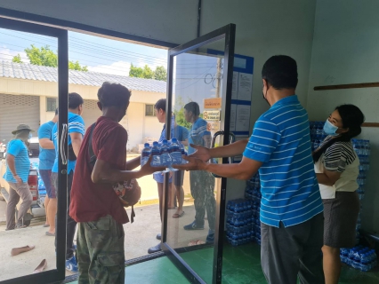 ไฟล์แนบ กปภ.สาขาธัญบุรี ร่วมสนับสนุนน้ำดื่มบรรจุขวดตราสัญลักษณ์ กปภ. จำนวน 1,000 ขวด มอบให้ ศูนย์พักพิงเพื่อสังเกตอาการและรอการส่งกลับ บ้านสุขใจโรงเรียนนายอำเภอ ณ โรงเรียนนายอำเภอ วิทยาลัยการปกครอง จ.ปทุมธานี ตามมาตรการรองรับการป้องกันและแพร่ระบาดของโรคไวรัสโคโรนา 2019 (COVID-19) 