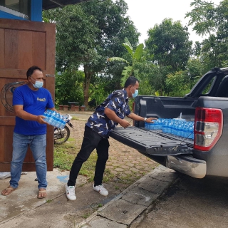 ไฟล์แนบ การประปาส่วนภูมิภาคสาขาอ่าวลึก ให้การสนับสนุนน้ำดื่มตราสัญลักษณ์กปภ. ให้กับเจ้าหน้าที่เวรยามที่ด่านตรวจโควิด-19 ในพื้นที่ หมู่2 บ้านบากัน ต.อ่าวลึกน้อย อ.อ่าวลึก จ.กระบี่