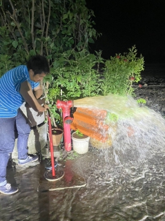 ไฟล์แนบ กปภ.สาขากำแพงเพชร ลงพื้นที่ระบายตะกอนในเส้นท่อจ่ายน้ำประปา 