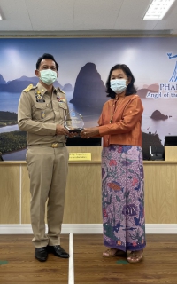 ไฟล์แนบ การประปาส่วนภูมิภาค มอบโล่ประกาศเกียรติคุณแก่บุคคลที่ทำคุณประโยชน์หรือประกอบคุณงามความดีแก่ กปภ.สาขาตะกั่วป่า