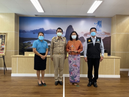 ไฟล์แนบ การประปาส่วนภูมิภาค มอบโล่ประกาศเกียรติคุณแก่บุคคลที่ทำคุณประโยชน์หรือประกอบคุณงามความดีแก่ กปภ.สาขาตะกั่วป่า
