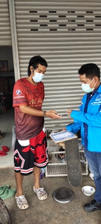 ไฟล์แนบ กปภ.สาขากำแพงเพชร ส่งมิสเตอร์ประปาเคาะประตูบ้านลูกค้า "งดเสี่ยง เลี่ยงเดินทาง "ให้คำแนะนำจ่ายค่าประสานมาตร ผ่านช่องทางออนไลน์ของ กปภ.