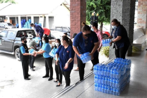 ไฟล์แนบ กปภ.สาขาอุบลราชธานี สนับสนุนน้ำดื่มบรรจุขวดตราสัญญลักษณ์ กปภ. เพื่อใช้ในการจัดตั้งศูนย์ สถานที่กักกันกลุ่มเสี่ยงที่เดินทางมาจากพื้นที่เสี่ยงจากโรคติดต่อเชื้อไวรัส Covid-19