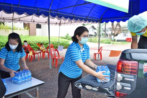 ไฟล์แนบ กปภ.สาขาอุบลราชธานี มอบน้ำดื่มบรรจุขวดเพื่อใช้ในโรงพยาบาลสนามแจระแม  ศูนย์พักคอยเพิ่มทองอินทร์บริรักษ์ และที่ว่าการอำเภอเมืองอุบลราชธานี