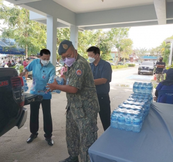 ไฟล์แนบ กปภ.สาขาภูเก็ต  สนับสนุนน้ำดื่มบรรจุขวดตราสัญลักษณ์ กปภ. จำนวน 600 ขวด ให้กับอำเภอถลาง