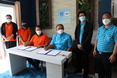 ไฟล์แนบ กปภ.ข.1 และ กปภ.สาขาชลบุรี (พ) ร่วมกับ บริษัท เอ-เวสท์ พร็อพเพอร์ตี้ จำกัด ร่วมลงนาม MOU โครงการส่งเสริมสนับสนุนการใช้อุปกรณ์ประหยัดน้ำ