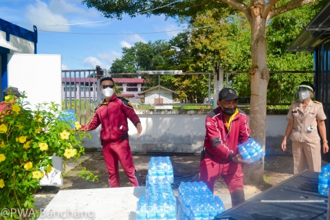 ไฟล์แนบ สาขาบ้านฉาง สนับสนุนน้ำดื่ม ใช้ใน สถานที่แยกกักตัวในชุมชน (Community Isolation)