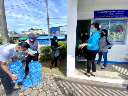 ไฟล์แนบ การประปาส่วนภูมิภาคสาขากระบี่ มอบน้ำดื่มบรรจุขวดตราสัญลักษณ์ กปภ. สำหรับบุคลากรทางการแพทย์และประชาชนผู้เข้ารับการฉีดวัคซีนป้องกัน Covid-19 จุดบริการ โรงเรียนบ้านเกาะกลาง ตำบลคลองประสงค์ 