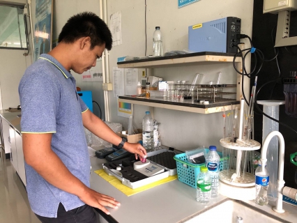 ไฟล์แนบ กปภ.สาขาภูเก็ต ดำเนินการตรวจสอบคุณภาพน้ำดิบประจำวันเพื่อใช้ในการผลิตน้ำประปา ตามแผนการติดตามเฝ้าระวังและตรวจวิเคราะห์คุณภาพในพื้นที่อย่างต่อเนื่อง 