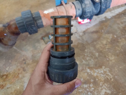 ไฟล์แนบ กปภ.สาขาท่ามะกา ตรวจสอบ, ปรับปรุงระบบผลิต ให้พร้อมใช้งานตลอดเวลา 1. ตรวจสอบแก้ไขระบบลูกลอยแจ้งระดับน้ำ ที่ถังสูงให้สมบูรณ์ทุกระดับ 2. ถอดล้างอุปกรณ์ Y-Strainer ของเครื่องจ่ายสารช่วยตกตะกอน (PACl) เพื่อลดการอุดตันในเส้นท่อจ่ายสารเคมี ทำให้เครื่องจักรทำงานเต็มประสิทธิภาพ 3. บำรุงรักษาจุดจ่ายคลอรีนลงถังน้ำใส เพื่อให้การกำจัดเชื้อโรคมีประสิทธิภาพสูงสุด วันที่ 12 ตุลาคม 2564