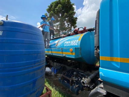 ไฟล์แนบ    กปภ.สาขาขอนแก่น(พ) นำรถบรรทุกน้ำบริการแจกจ่ายน้ำประปาให้ลูกค้าเนื่องจากท่อส่งน้ำสถานีผลิตน้ำท่าพระไปยังสถานีจ่ายน้ำหนองเเวงชำรุด จากเหตุการณ์อุทกภัย
