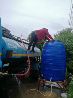ไฟล์แนบ กปภ.สาขาขอนแก่น(พ) นำรถบรรทุกน้ำให้บริการลูกค้าอย่างต่อเนื่อง ในวันหยุดราชการ จากเหตุท่อส่งน้ำจากสถานีผลิตน้ำท่าพระไปยังสถานีจ่ายน้ำหนองเเวงชำรุดเนื่องจากอุทกภัย