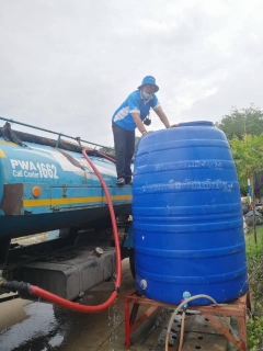 ไฟล์แนบ กปภ.สาขาขอนแก่น(พ) นำรถบรรทุกน้ำให้บริการลูกค้าอย่างต่อเนื่อง ในวันหยุดราชการ จากเหตุท่อส่งน้ำจากสถานีผลิตน้ำท่าพระไปยังสถานีจ่ายน้ำหนองเเวงชำรุดเนื่องจากอุทกภัย