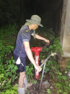 ไฟล์แนบ วันพฤหัสบดีที่ 11 พฤศจิกายน 2564 การประปาส่วนภูมิภาคสาขากาญจนดิษฐ์ โดยนายสุรพงศ์ สมหวัง ผู้จัดการ กปภ.สาขากาญจนดิษฐ์ มอบหมายงานบริการและควบคุมน้ำสูญเสีย เร่งทำการซ่อมท่อส่งน้ำขนาด 110 มิลลิเมตร ซึ่งทางเทศบาลใช้รถขุดโดนท่อแตกบริเวณบ้านบางน้ำจืดทำให้ต้องหยุดจ่ายน้ำชั่วคราว  โดยผู้จัดการได้กำชับให้ทำการซ่อมท่อโดยด่วนเพื่อไม่ให้เกิดผลกระทบต่อลูกค้าของ การประปาส่วนภูมิภาค และสามารถจ่ายน้ำคืนระบบได้ในเวลา 21.00 น ผู้จัดการได้กล่าวชื่นชมเจ้าหน้าที่ที่สามารถซ่อมท่อได้ตามระยะเวลาเพื่อลูกค้าผู้ใช้น้ำ ของการประปาส่วนภูมิภาคต่อไป 