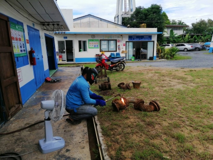 ไฟล์แนบ วันศุกร์ที่ 19 พฤศจิกายน 2564 การประปาส่วนภูมิภาคสาขากาญจนดิษฐ์ โดยนายสุรพงศ์ สมหวัง ผู้จัดการ กปภ.สาขากาญจนดิษฐ์ มอบหมายนายอัครเดช เพ็ชรโชติ หัวหน้างาน 8 งานผลิต พร้อมพนักงานในสังกัดทำการปรับปรุงแก้ไขประตูน้ำโบล์ตะกอนโรงกรองน้ำขนาด 20 และ 30 ลบ.ม/ชม. โรงกรองน้ำหลังสำนักงาน แม่ข่ายกาญจนดิษฐ์ โดยทำการปรับปรุงแก้ไขประตูน้ำที่ชำรุดออกและนำเอาประตูน้ำที่เลิกใช้แต่ยังพร้อมสามารถนำมาใช้งานได้อีกครั้ง เพื่อประหยัดค่าใช้จ่ายให้  กปภ. ต่อไป