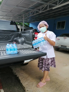 ไฟล์แนบ การประปาส่วนภูมิภาคสาขาท่าแซะ มอบน้ำดื่มบรรจุขวดตราสัญลักษณ์ กปภ. สนับสนุนการทำงานของเจ้าหน้าที่โรงพยาบาลท่าแซะ และผู้ที่เข้ารับบริการฉีดวัคซีนโควิด-๑๙