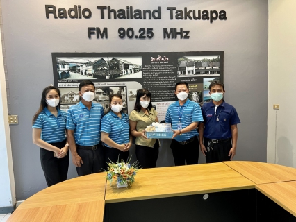 ไฟล์แนบ ช่วงเทศกาลปีใหม่ 2565 กปภ.สาขาตะกั่วป่า เข้าอวยพรพร้อมมอบกระเช้าของที่ระลึกตราสัญลักษณ์ กปภ. ส่วนราชการ รัฐวิสาหกิจ หน่วยงาน อปท. และสื่อมวลชน ในพื้นที่ อ.ตะกั่วป่า จ.พังงา