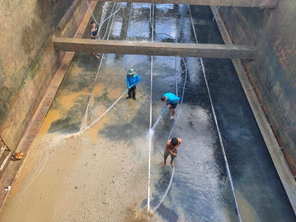 ไฟล์แนบ การประปาส่วนภูมิภาค สาขาจันทบุรี ปฏิบัติการล้างทำความสะอาดถังตกตะกอนโรงกรองน้ำ ณ สถานีผลิตน้ำปากแซง ตามแผนโครงการจัดการน้ำสะอาด (WSP)