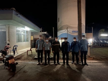 ไฟล์แนบ วันอังคารที่ 11 มกราคม 2565 นายสุรพงศ์ สมหวัง ผู้จัดการ กปภ.สาขากาญจนดิษฐ์ พร้อมหัวหน้างาน และพนักงานในสังกัด  ลงพื้นที่ทำ Step Test คือ วิธีการค้นหาพื้นที่ที่มีน้ำสูญเสียสูง ด้วยวิธีการแบ่งเป็นพื้นที่ย่อย แล้วหยุดจ่ายน้ำทีละพื้นที่แบบมีลำดับ จะทำให้ทราบปริมาณน้ำจำหน่ายและน้ำสูญเสียของแต่ละพื้นที่ได้ จากนั้นจะทำการสำรวจหาท่อแตกรั่ว ทั้งบนดินและใต้ดิน ตั่งแต่เวลา 21.00 - 02.00 น บริเวณตำบลท่าทองใหม่  อำเภอกาญจนดิษฐ์ จังหวัดสุราษฎร์ธานี เพื่อลดน้ำสูญเสียในระบบจำหน่ายและเพิ่มแรงดันในเส้นท่อต่อไป