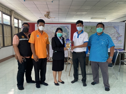 ไฟล์แนบ การประปาส่วนภูมิภาคสาขาไชยา ลงพื้นที่สำรวจหาแหล่งน้ำดิบเพิ่มเติม ในพื้นที่อำเภอไชยา พร้อมทั้งเข้ามอบของที่ระลึกแก่ นายอมฤต เมษสุวรรณ หัวหน้าฝ่ายส่งน้ำและบำรุงรักษาที่ 5 และได้ปรึกษาหารือถึงแนวทางการนำน้ำดิบมาใช้ในการผลิตน้ำประปา ของกปภ.สาขาไชยาในอนาคต