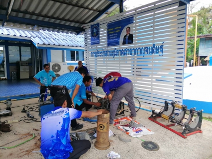 ไฟล์แนบ วันอังคารที่ 15 กุมภาพันธ์ 2565 การประปาส่วนภูมิภาคสาขากาญจนดิษฐ์ โดยนายสุรพงศ์ สมหวัง มอบหมายนายอัครเดช เพ็ชรโชติ หัวหน้างาน 8 งานผลิต พร้อมพนักงานในสังกัด ดำเนินการซ่อมท่อน้ำดิบซึ่งเกิดการกัดกร่อนจากสารเคมีทำให้เกิดการชำรุด โดยทำการเปลี่ยนท่อเส้นใหม่ให้เหมาะสมกับสารเคมี  และยืด อายุการใช้งานของเส้นท่อต่อไป