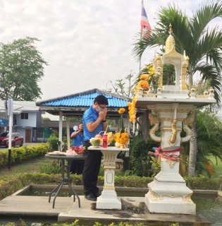 ไฟล์แนบ การประปาส่วนภูมิภาคสาขาลำพูน  จัดกิจกรรมเนื่องในวันคล้ายวันสถาปนาการประปาส่วนภูมิภาค ครบรอบ 43 ปี                  ..................................... วันจันทร์ที่ 28 กุมภาพันธ์ พ.ศ.2565 การประปาส่วนภูมิภาคสาขาลำพูน นำโดยนายพรพจน์  ฑีฆายุ ผู้จัดการการประปาส่วนภูมิภาคสาขาลำพูน พร้อมด้วยหัวหน้างาน และพนักงานในสังกัด จัดกิจกรรมเนื่องในวันคล้ายวันสถาปนาการประปาส่วนภูมิภาค ครบรอบ 43 ปี ณ สำนักงานการประปาส่วนภูมิภาคสาขาลำพูน สถานีผลิตน้ำ และหน่วยบริการ  โดยกิจกรรมในครั้งนี้ ประกอบด้วย พิธีสักการะพระแม่ธรณีวิสุทธิสรรพสักขีบารมีธำรงชล และศาลพระภูมิ เพื่อความเป็นสิริมงคล และสร้างขวัญกำลังใจให้แก่พนักงานในสังกัด เสริมสร้างบรรยากาศที่ดีและความผูกพันในองค์กร 